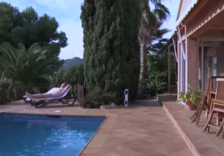 Une adolescente excitée chevauche un gode jusquà ce quelle gicle.