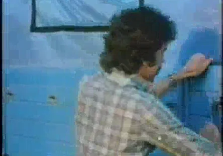 Une lesbienne ébène senvoie en lair avec dénormes bites noires et blanches.