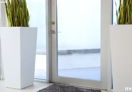 Une femme mature prend une charge sur un visage.