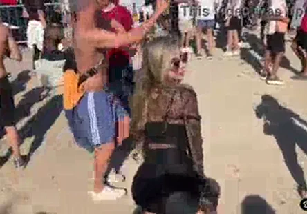 Une milf plantureuse se fait remplir le cul dune énorme charge.