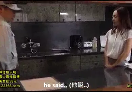 Une femme sexy jouant avec son jouet une énorme bite