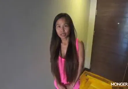 Femme noire baisée et créampée par une grosse bite blanche.