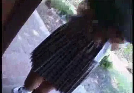 Sissy baise son propre cul avec des godemichés.