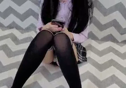 Une femelle me fait jouir pendant que son homme est absent.