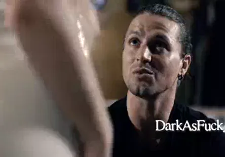 Sucer la bite de mon ami devant le lit.