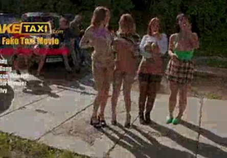 Une adolescente sexy senvoie en lair avec ses nichons.