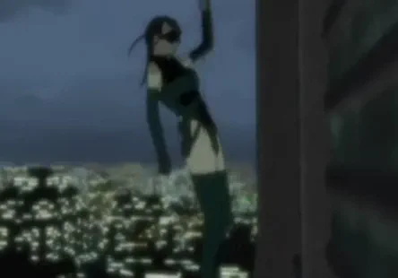 Une fille aux gros seins en lingerie sexy se déshabille et danse comme une danseuse.