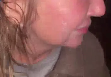 Un couple joue dans sa chambre et baise.