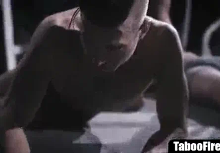 Amanda chevauchant un gode sur son lit et baisant sa chatte.