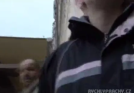 Jai besoin dun ticket pour la mission sexy de lécolière, sil vous plaît.