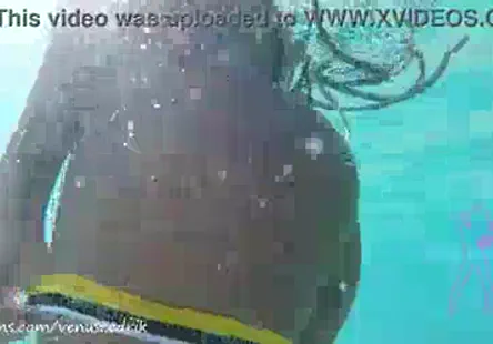 Je méclate sur le beau visage de ma femme.