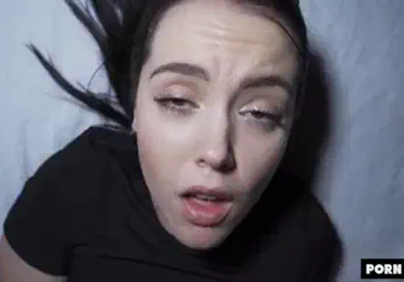 Une jeune fille sexy avec un cul énorme aime le bbc.