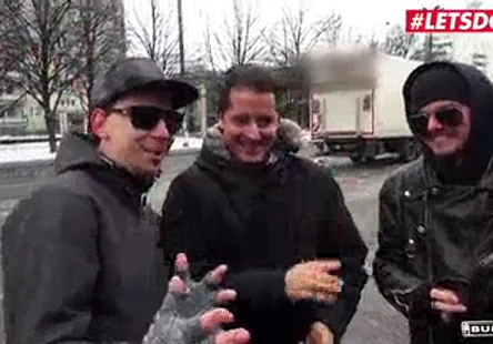 Une jeune et innocente asiatique se fait baiser sur la bite dun étalon noir.