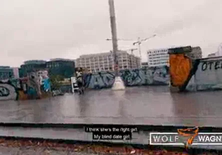 Une femme suce la bite de son père au ralenti.