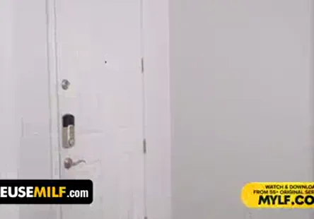 Adolescente suçant une bite avec du sperme dans la bouche.