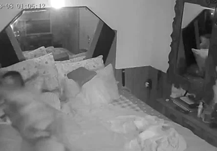 Un ado avec sa grosse bite se branle sur la cam.