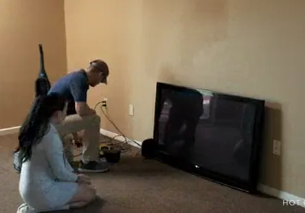 Jeune couple amateur en train de baiser en direct sur cam.