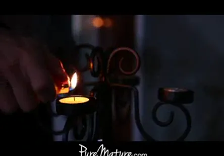 Une jeune adolescente noire au cul serré se fait pilonner les fesses et gicle partout dans cette vidéo de sexe anal.