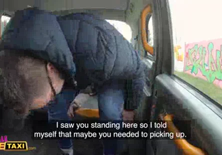 Ma soeur se masturbe pendant que les parents sont à la maison.