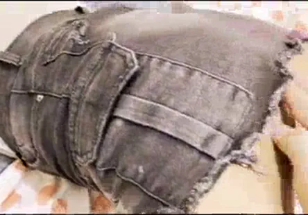 Une belle femme sulfureuse en train denculer sa chatte charnue avec une bite bien raide.