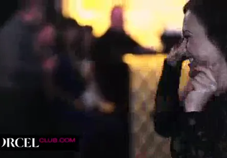 Une femelle à la voix sexy se masturbe, mange son sperme et se fait éjaculer.