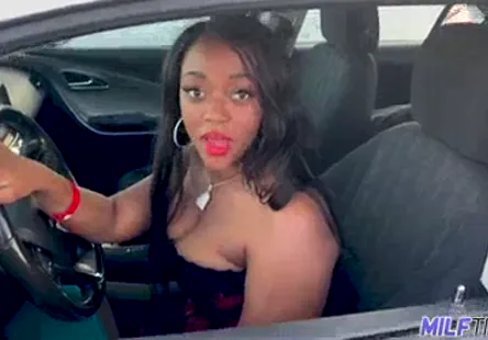 Hommage à une fille asiatique chaude qui suce une bite.