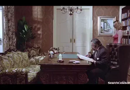 Une adolescente en chaleur se fait percer la chatte rasée.