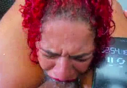 Bbw jouant avec sa chatte pendant que je la baise en levrette.