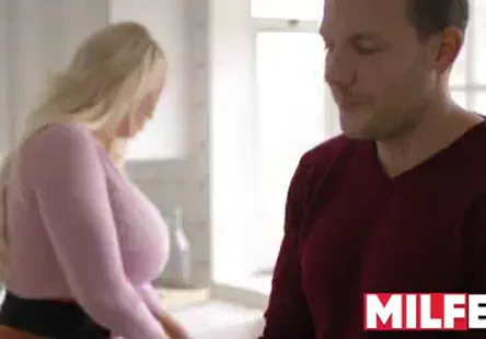 Des noirs et des blancs se font jizzer dune manière dégoûtante.