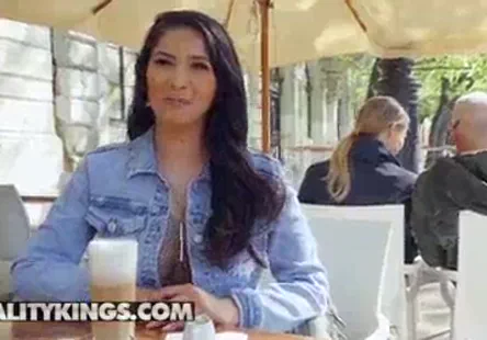 Une femme amatrice et sexy trompe avec une bite noire et se fait éjaculer dans le visage.