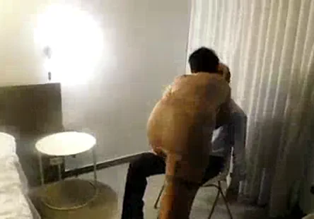 Baiser la femme pendant que je frotte sa chatte humide et serrée.